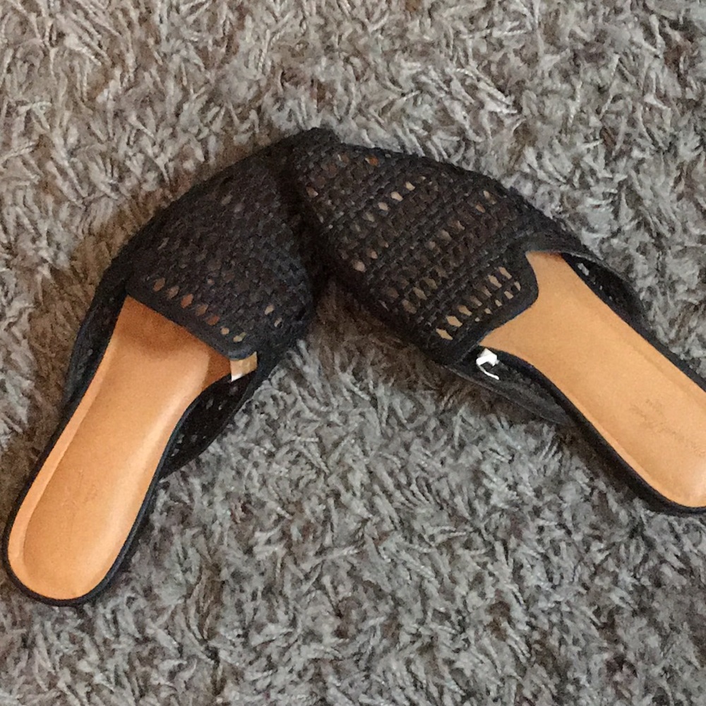 Universal Thread flats